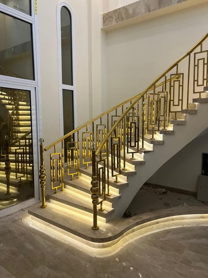 درابزين سلالم ذهبي مودرن: تصاميم هندسية فاخرة تليق بالقصور العصرية